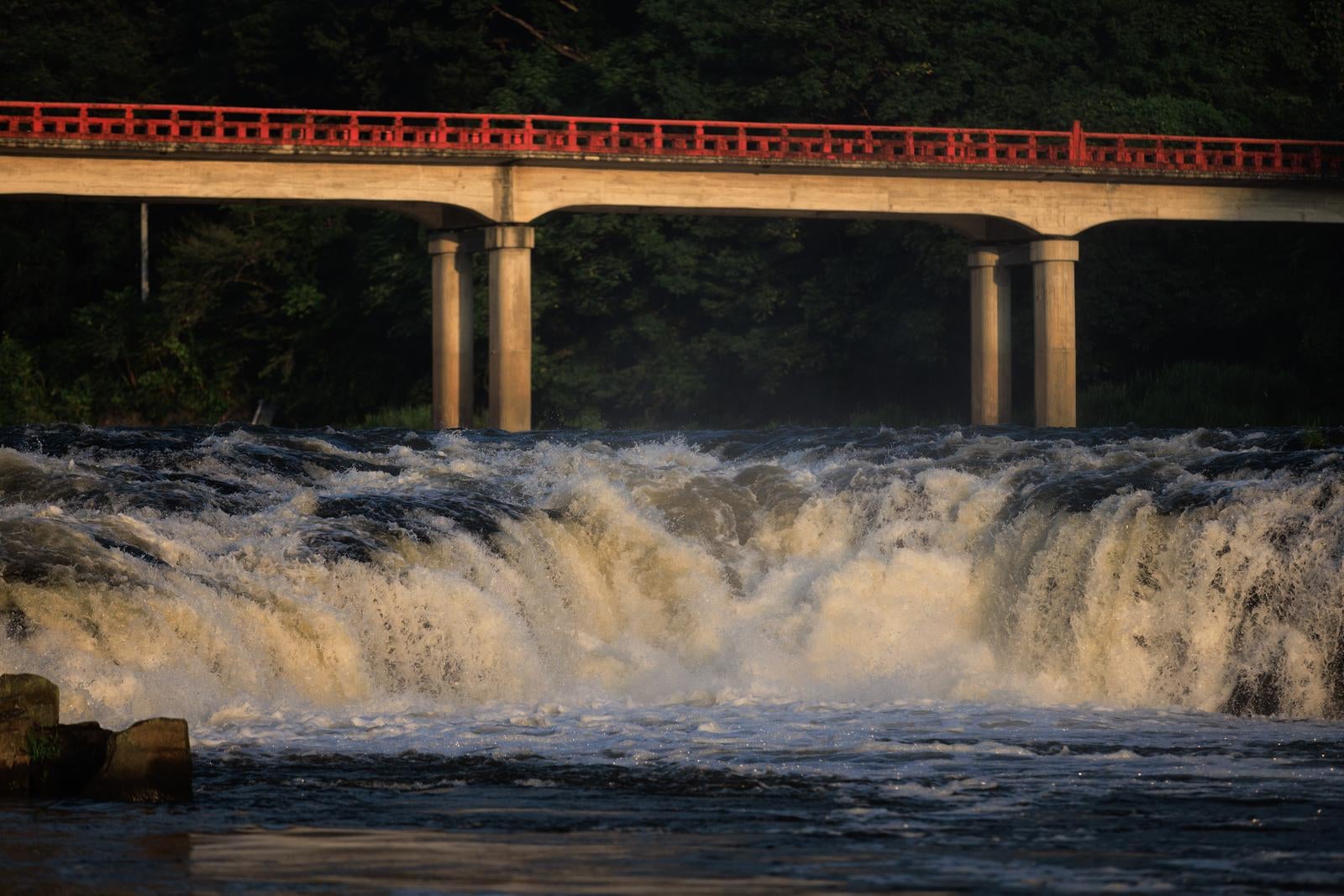 「玉川村の乙字橋が望む乙字ヶ滝」の写真