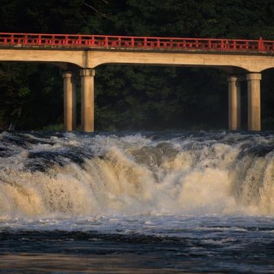 玉川村の乙字橋が望む乙字ヶ滝の写真