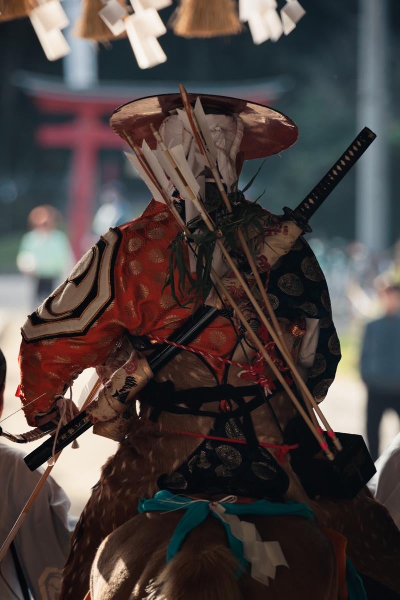 「古殿八幡神社での流鏑馬騎手の後ろ姿」の写真