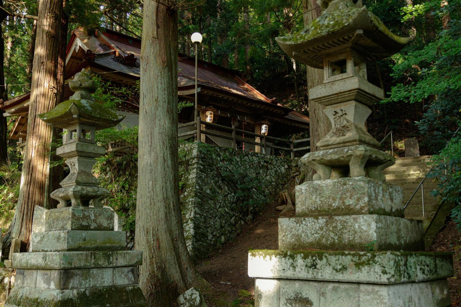「豊かな自然に囲まれた古殿八幡神社」の写真