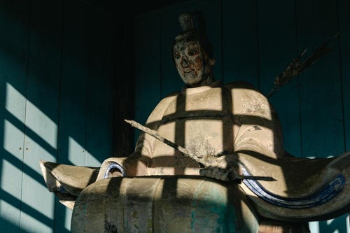 古殿八幡神社の境内に鎮座する像の写真