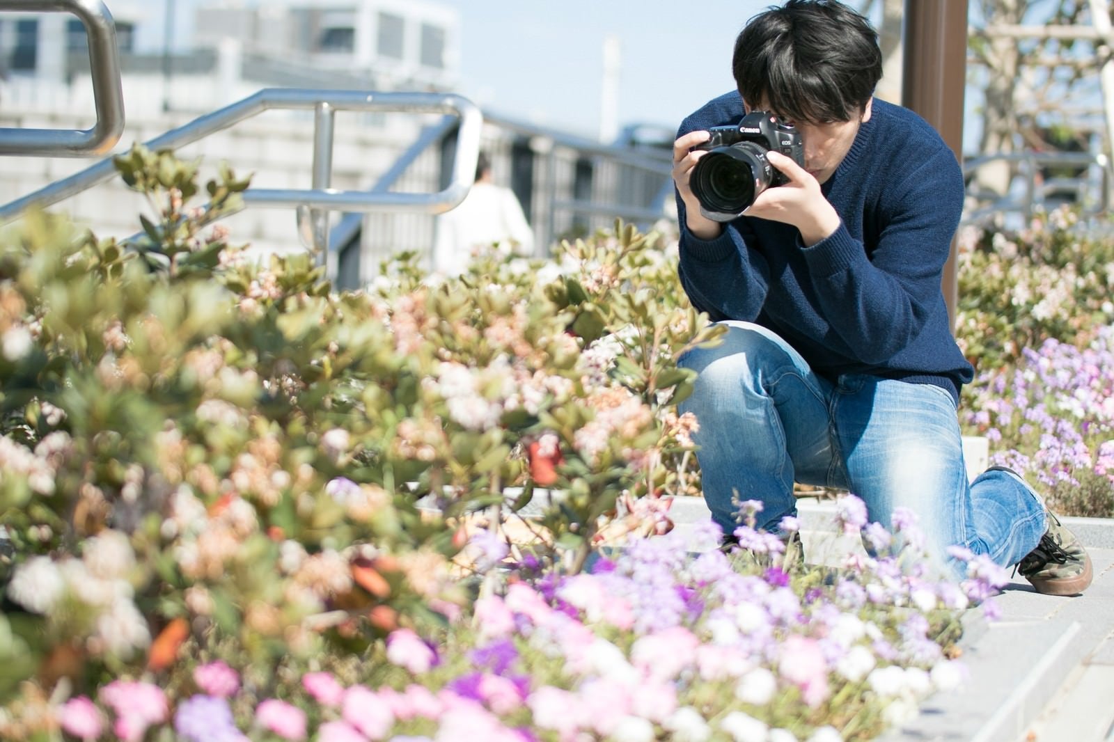 「花を無視して虫を撮影する芋虫フェチ」の写真［モデル：大川竜弥］