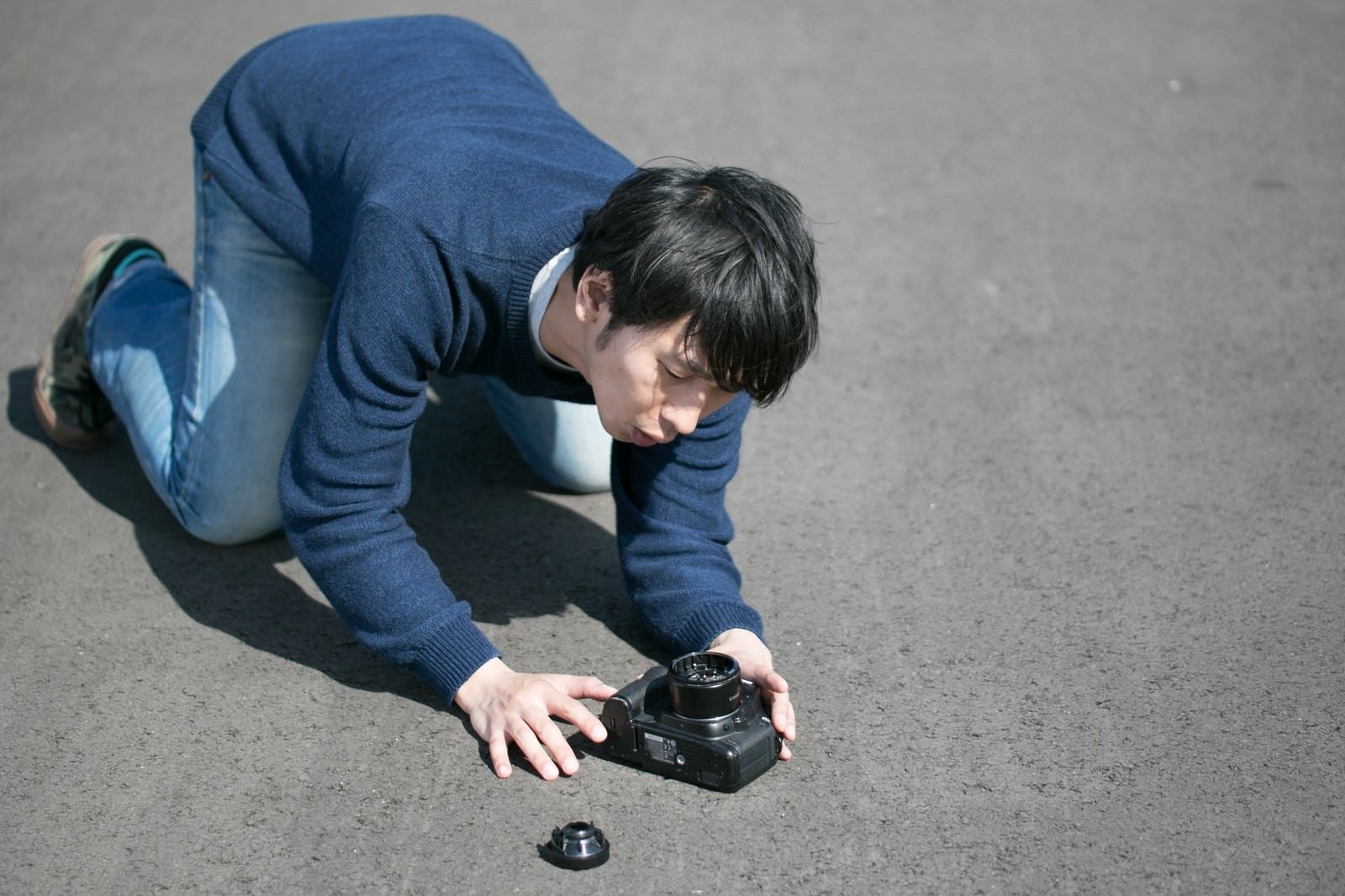「ストラップ忘れはカメラ破損のトラップ」の写真［モデル：大川竜弥］
