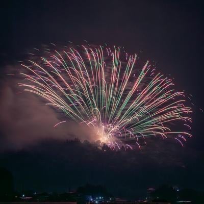 浅川の夜空に踊る地雷火の写真