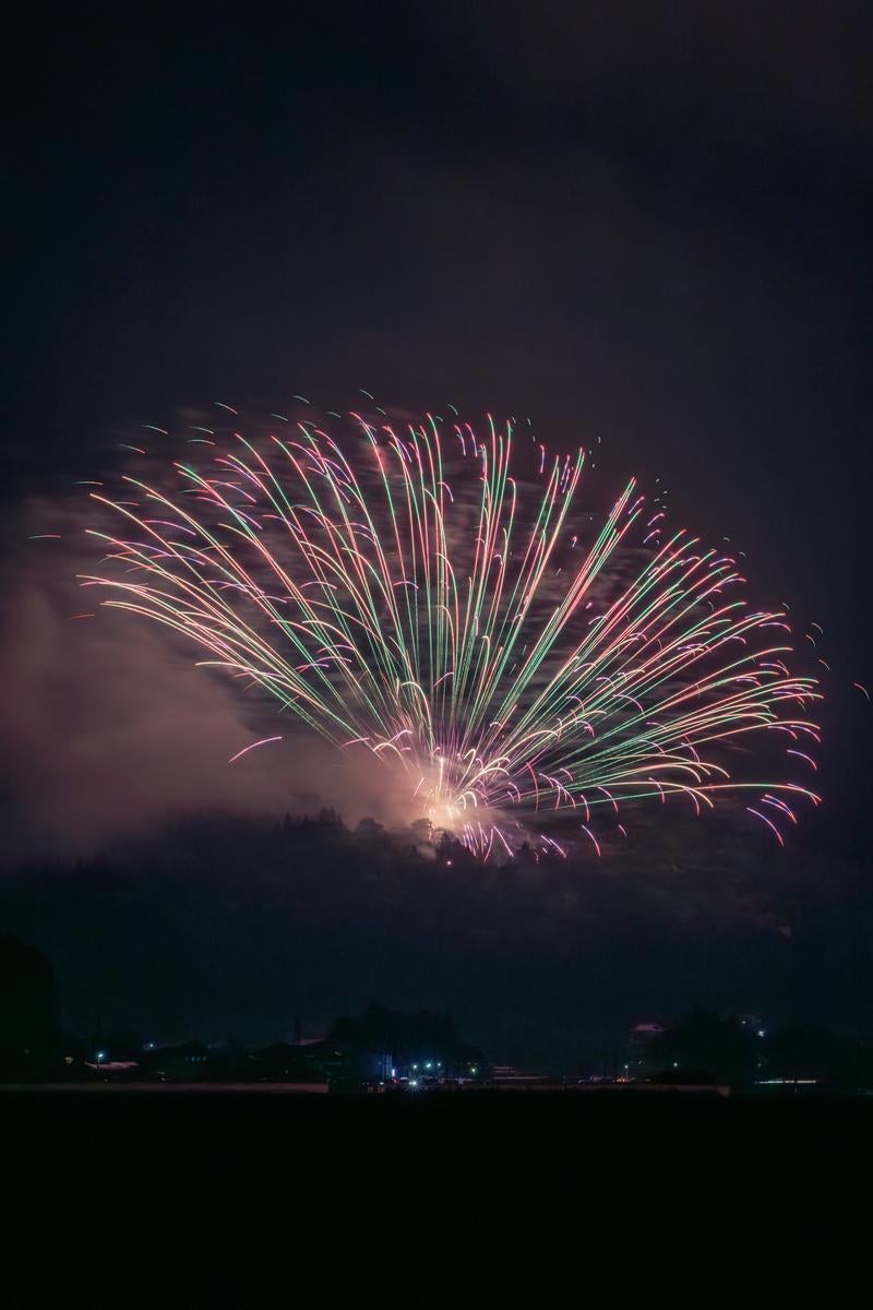 「浅川の夜空に踊る地雷火」の写真
