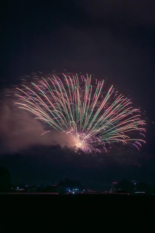 浅川の夜空に踊る地雷火の写真