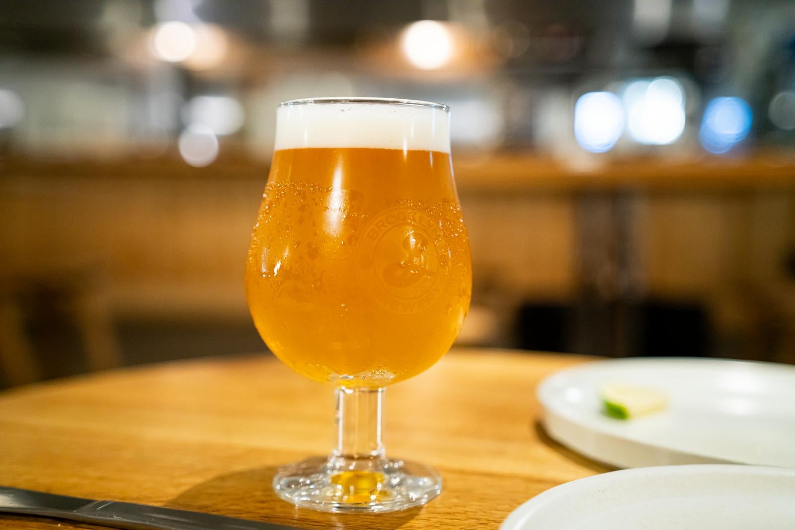 ゴブレットグラスに注がれた黄金色のクラフトビール photo