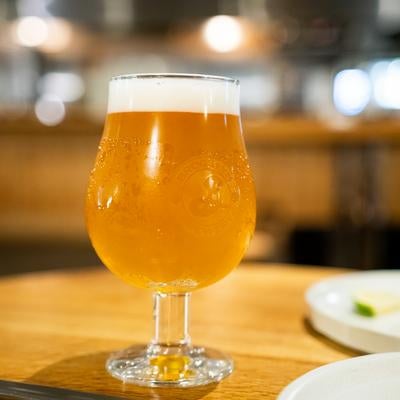 ゴブレットグラスに注がれた黄金色のクラフトビールの写真