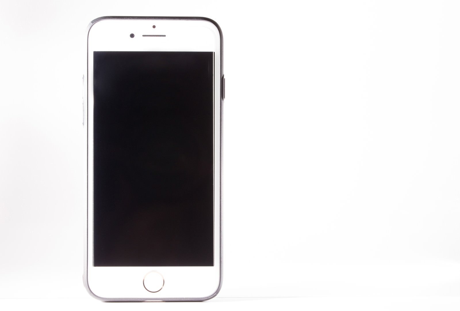 「白背景とスマートフォン」の写真