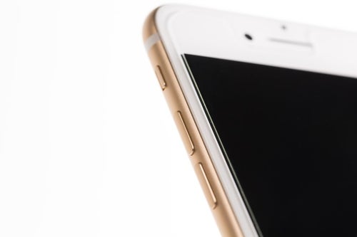 新しいゴールド色のスマートフォン（側面）の写真