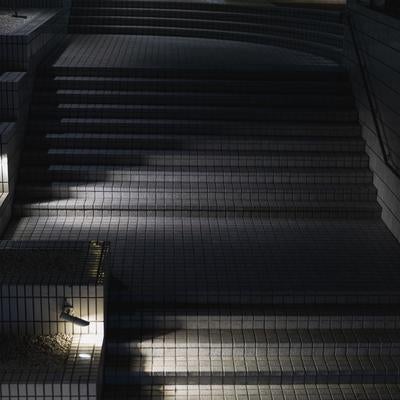 街灯と手すりのある階段通路の写真