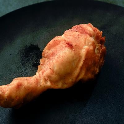 揚げたてのドラムスティック（フライドチキン）の写真