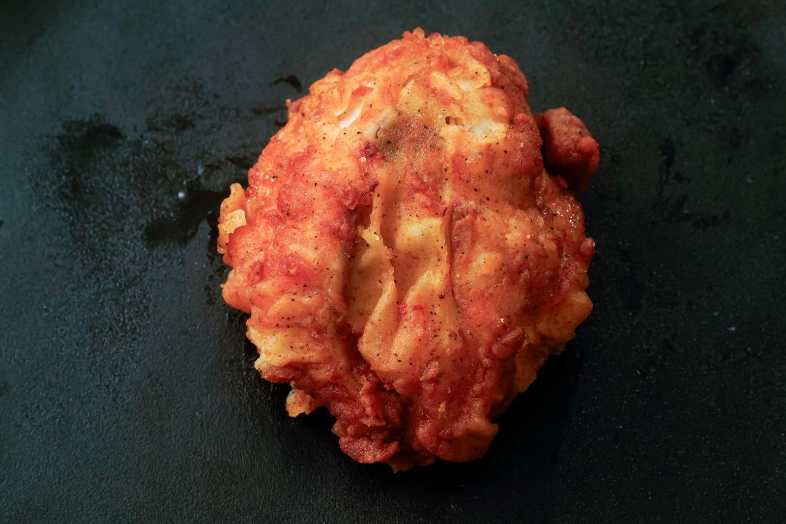 「揚げたてジューシーなフライドチキン（キール）」の写真