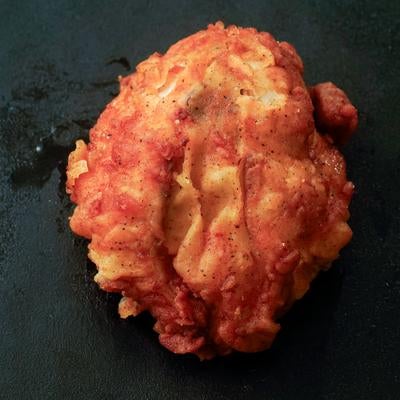 揚げたてジューシーなフライドチキン（キール）の写真