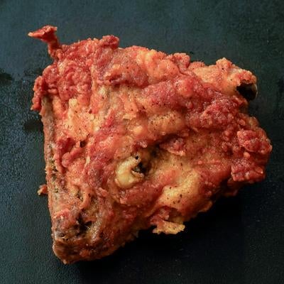 スパイシーな衣のフライドチキン（サイ）の写真