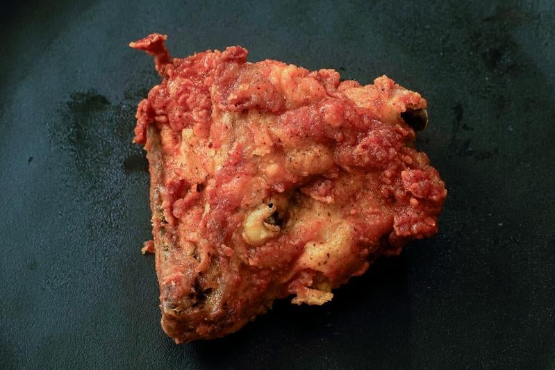 スパイシーな衣のフライドチキン（サイ）の写真