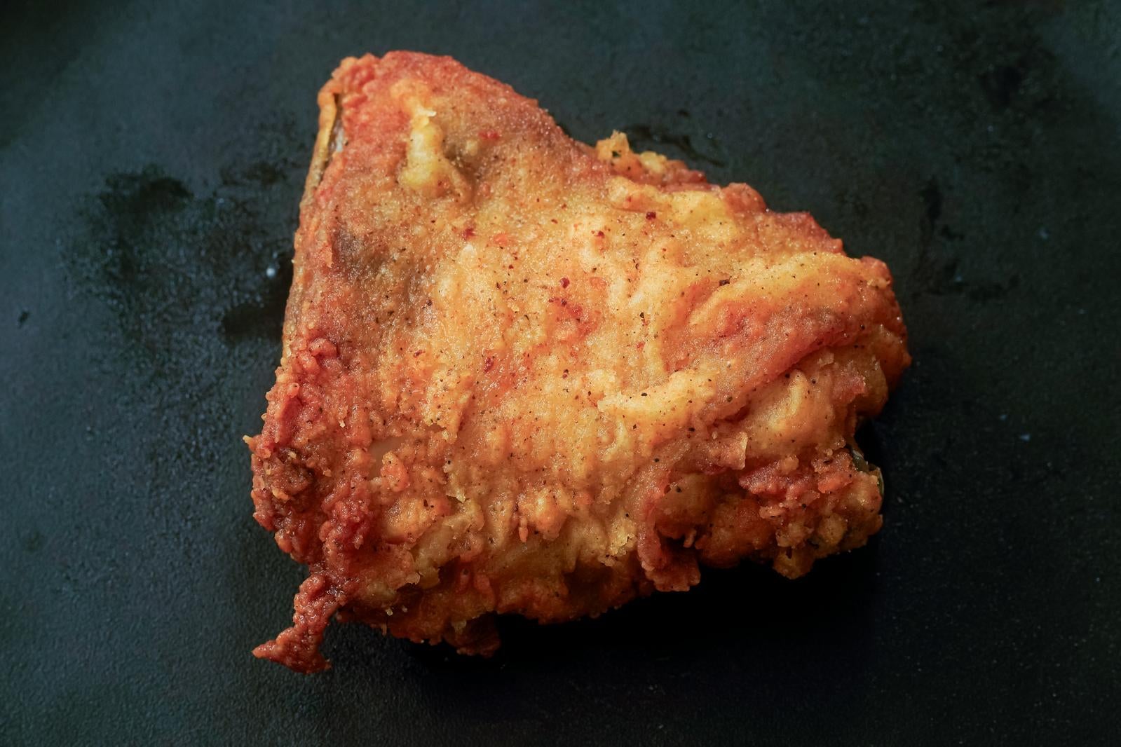 「フライドチキンのサイの部分」の写真