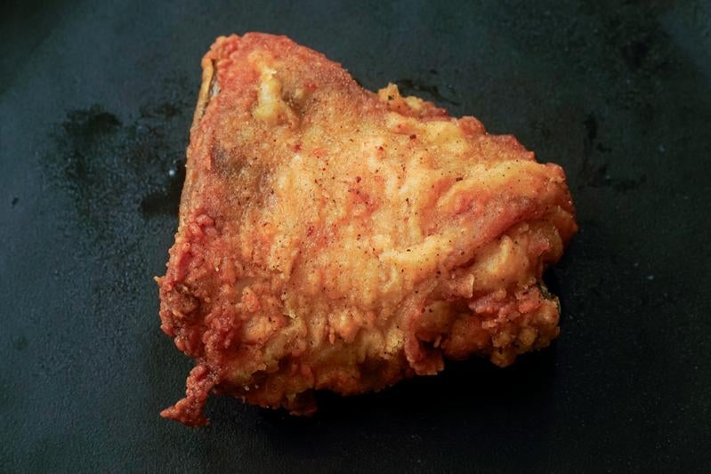 フライドチキンのサイの部分の写真