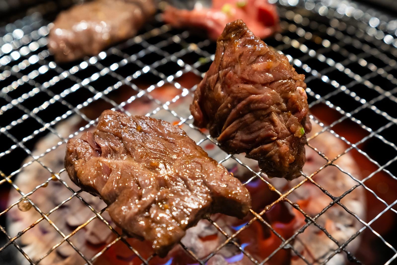 「ジューシーな焼肉の網焼き」の写真