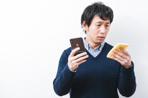 iPhone XS Maxと油揚げの見分けがつかない男性の写真