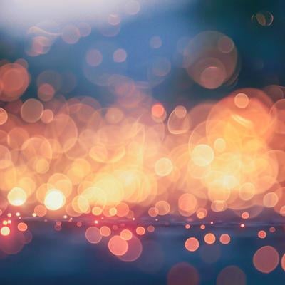 闇と光源の幻想的なコントラストの写真