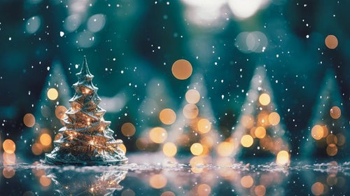 クリスマスツリーのオブジェとキラキラ光る雪の写真