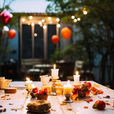 暖かな光に包まれたキャンドルと色とりどりに装飾されたテーブルの写真