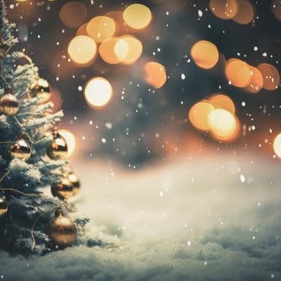 ホワイトクリスマスとライトアップの街の写真