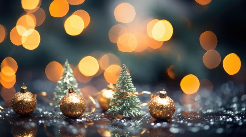 光り輝くライトアップと小さなクリスマスツリーの小物の写真