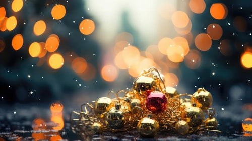 クリスマスを彩る煌めき、飾り付け前のオーナメントとイルミネーションの写真