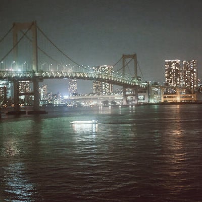 彩度低めで夜に撮った橋の写真