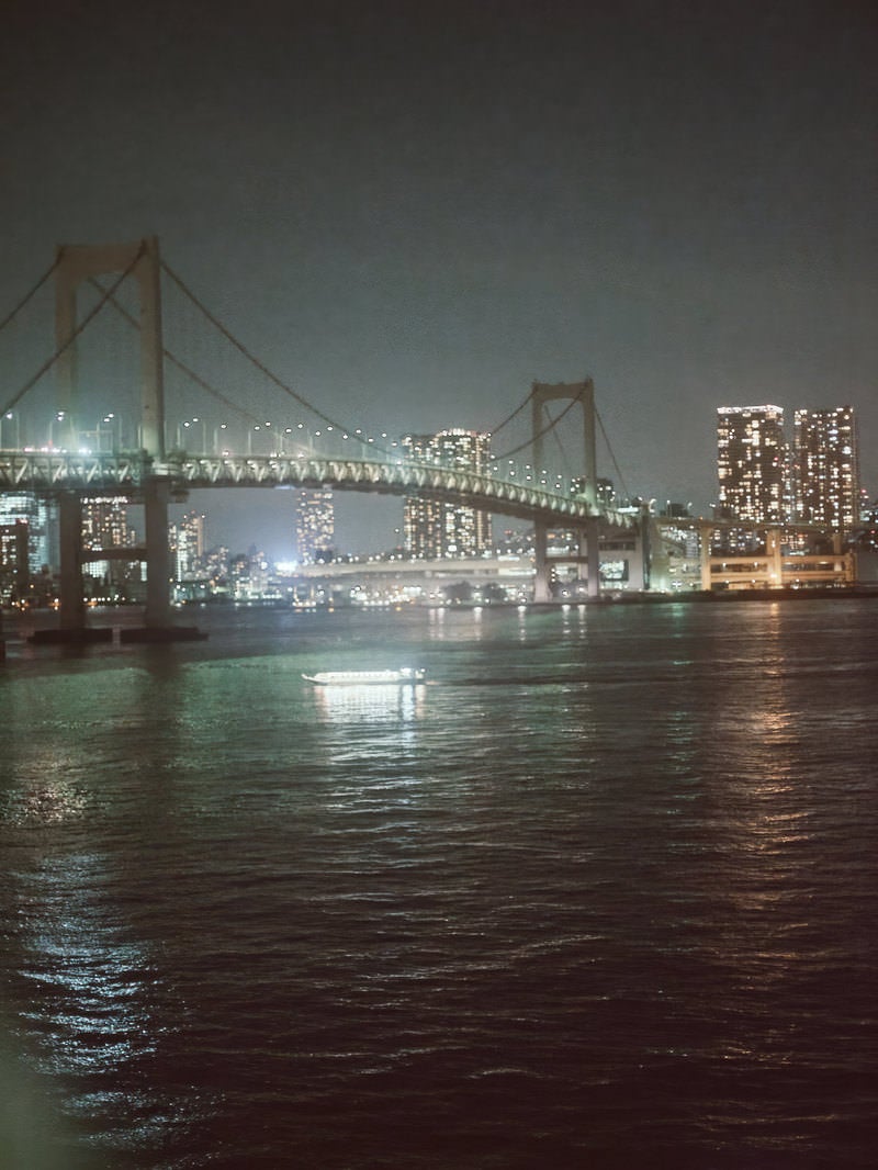 「彩度低めで夜に撮った橋」の写真