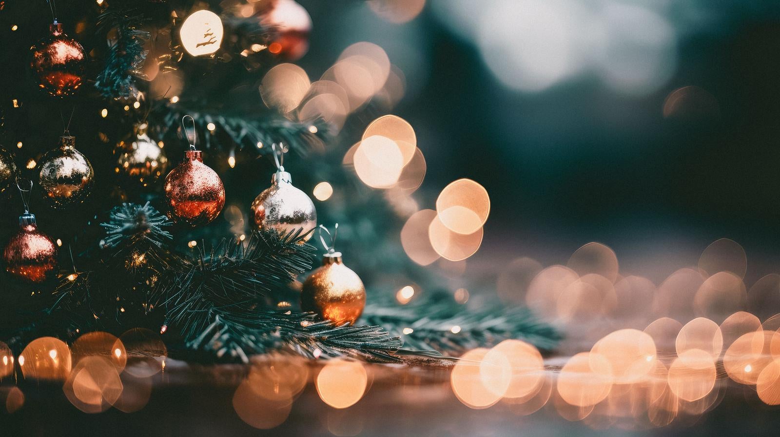 「クリスマスツリーのデコレーションと煌めくイルミネーション」の写真