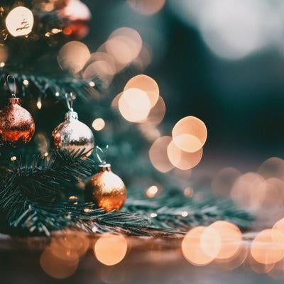 クリスマスツリーのデコレーションと煌めくイルミネーションの写真