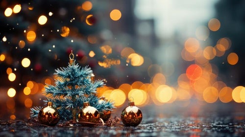 おもちゃのクリスマスツリーを輝かせるイルミネーションとオーナメントの写真
