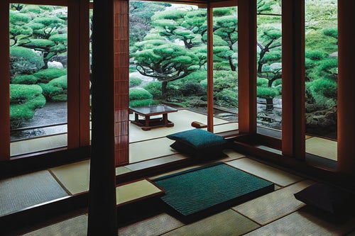 畳ある和室から望む日本庭園の写真