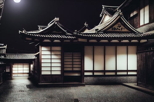 月明りに照らされた日本家屋の写真