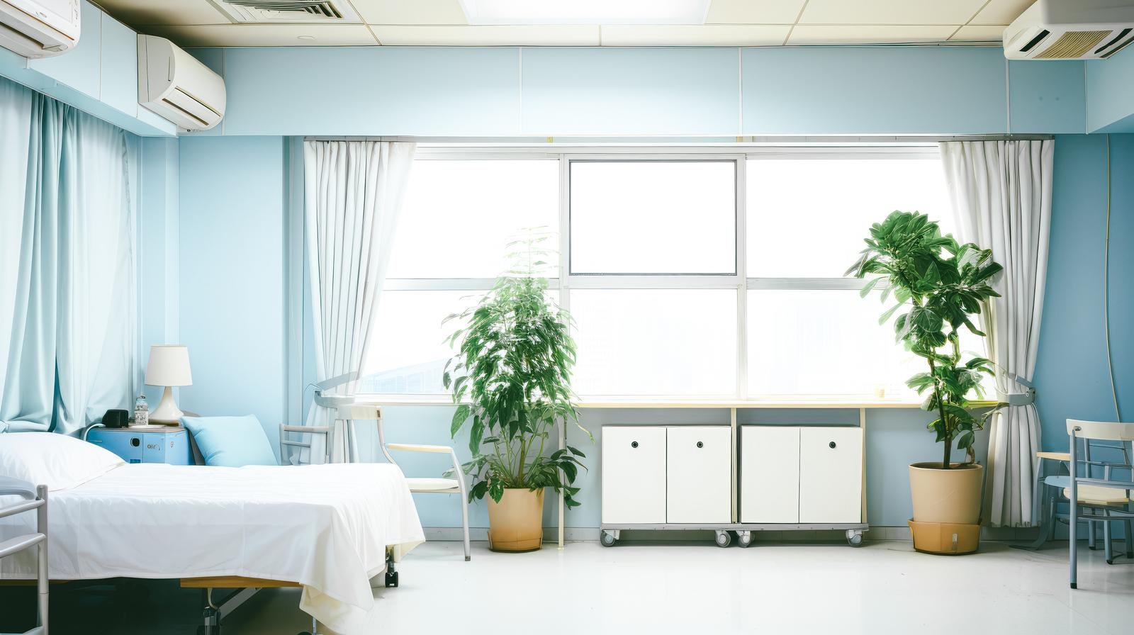 「広めの病室と患者のベッド」の写真