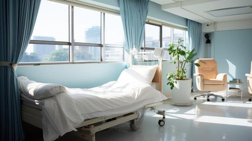 移動式のベッドと病室の写真