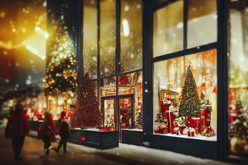 ショーウィンドウに並ぶクリスマスツリーとプレゼントの写真