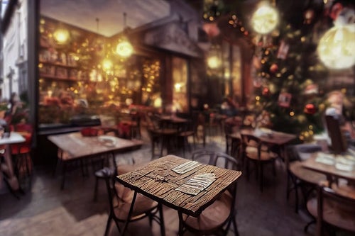 クリスマスツリーが設営されたカフェの写真