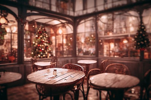 クリスマスツリーとカフェの店内の写真