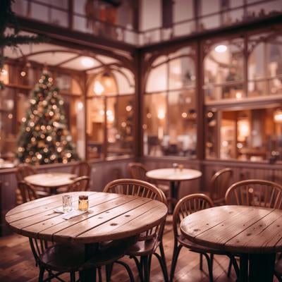 クリスマスツリーとカフェの店内の写真