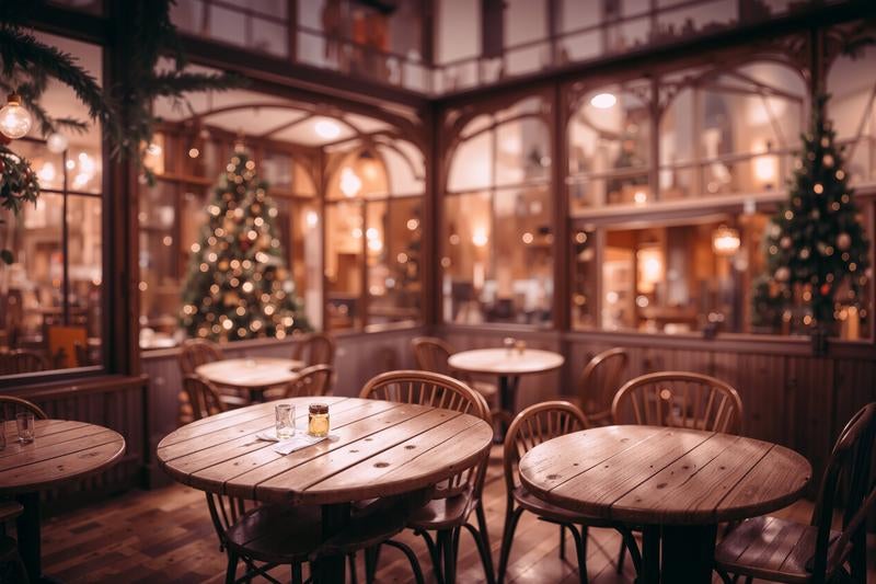 クリスマスツリーとカフェの店内の写真