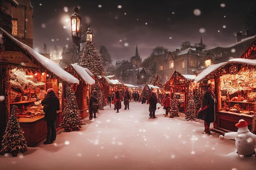 クリスマスツリーと明かりがついたマーケットの写真