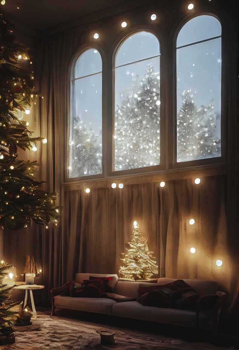 「雪が降る外とライトアップされたクリスマスツリー」の写真