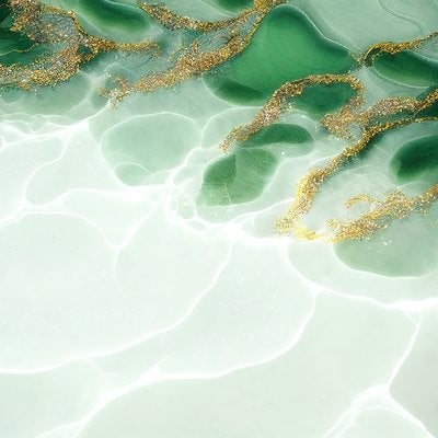 水面を漂う金の粒の写真