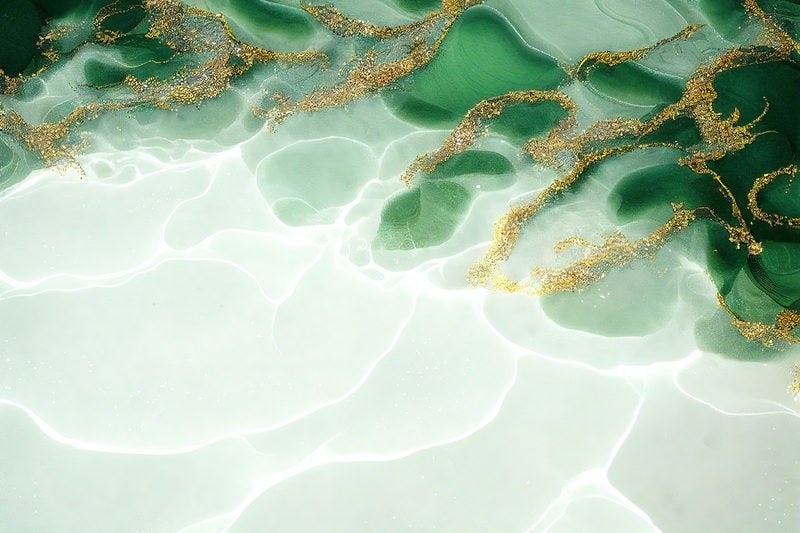 水面を漂う金の粒の写真