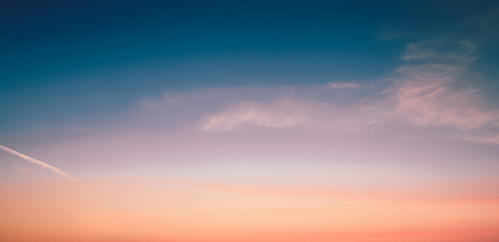 「柔らかな色調で描かれた夕焼けの空」の写真