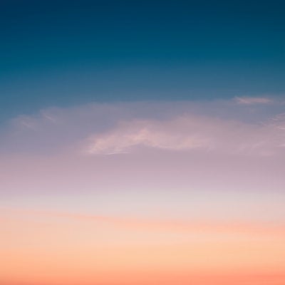 柔らかな色調で描かれた夕焼けの空の写真